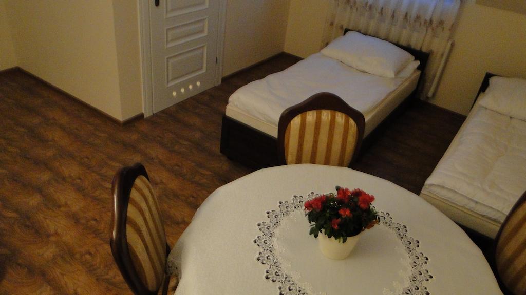 Pokoje Goscinne W Ratuszu Ogrodzieniec Szoba fotó